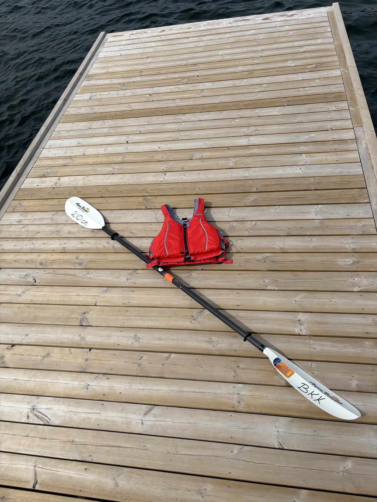 Padleåre og redningsvest klare til bruk