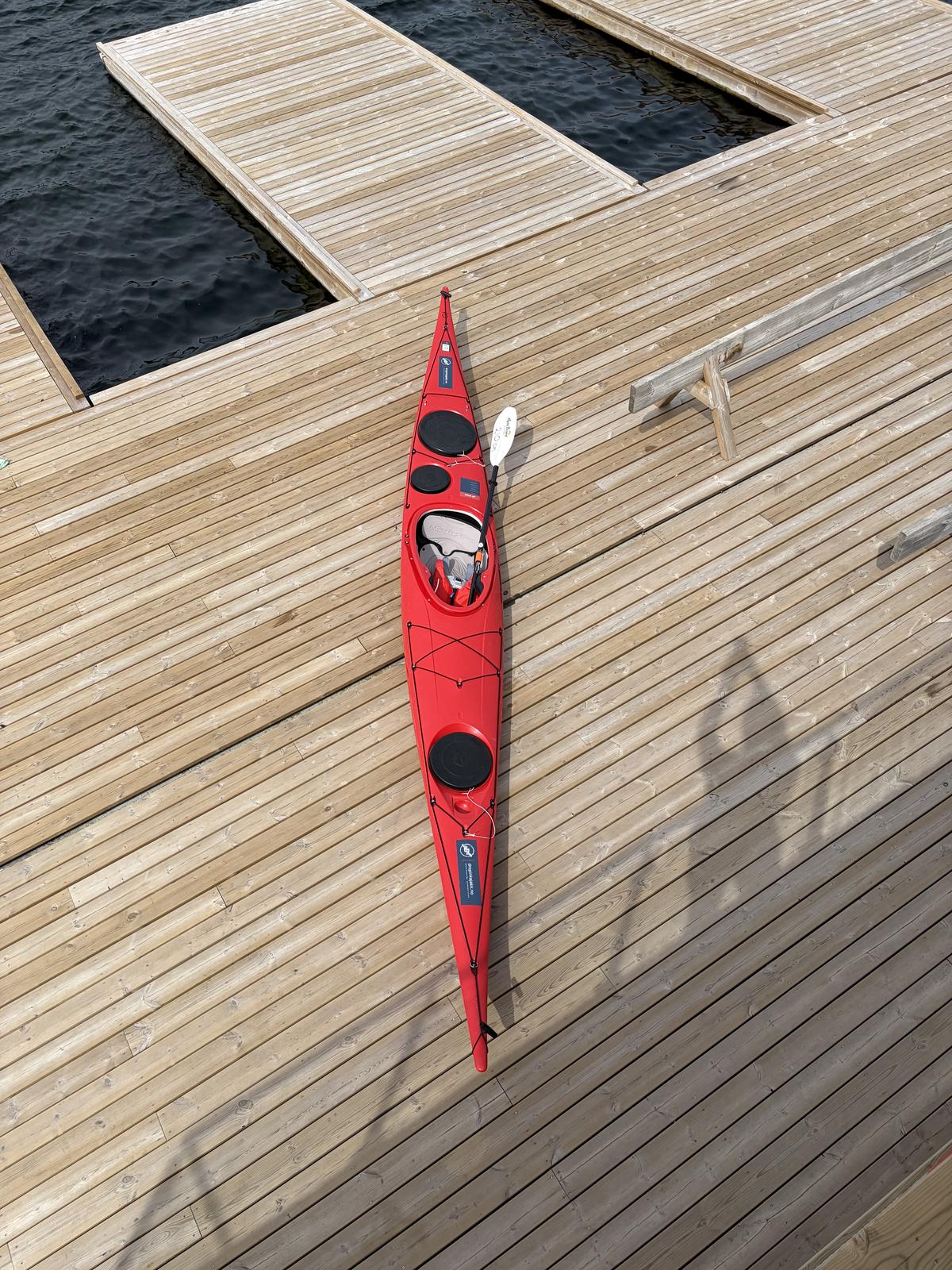 Kajakk klar med padleåre og redningsvest