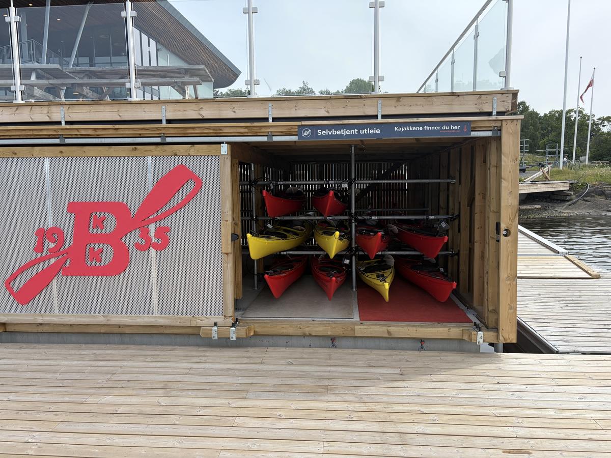Åpen skyvedør til kajakklageret